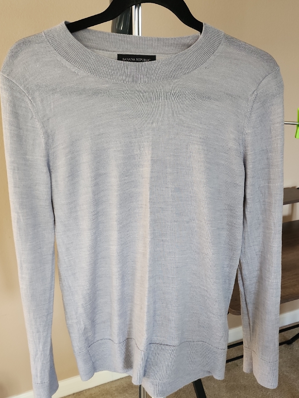 Banana Republic 100 % Merino Wool  Pale Gray Lightweight Crewneck Sweater
